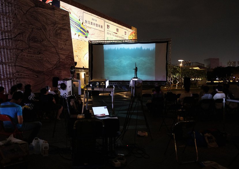 Like a boat floating in the moonlight / 像一隻船 在月夜裡搖呀搖, projection performance, 2018 Taiwan Biennial, National Taiwan Museum of Fine Art