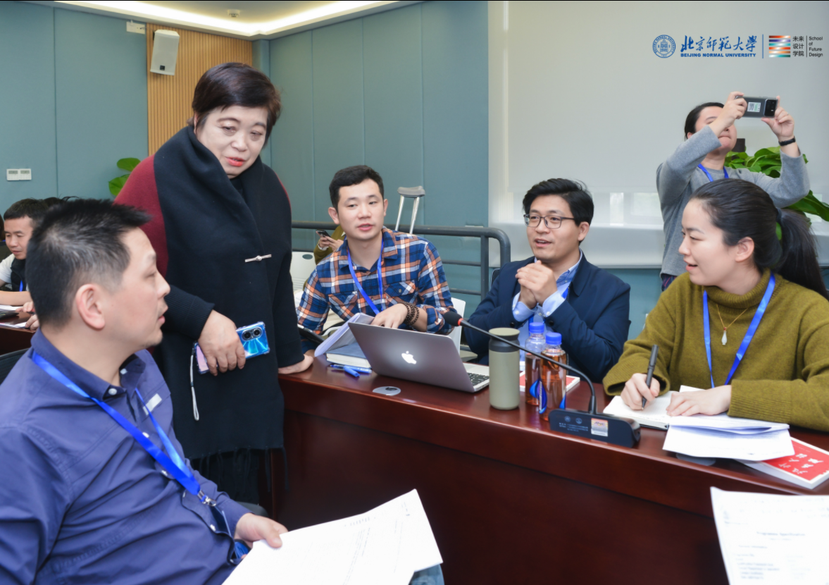 Professor Ling Min from Shanghai with participants