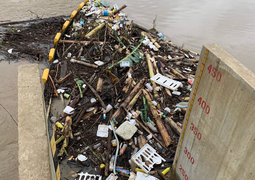 Ichthion - Accumulated waste on the floating barrier