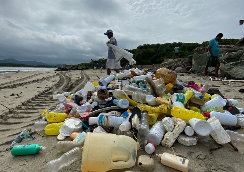 Ichthion - Cleanup with the community in Crucita beach
