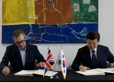 Dr Paul Thompson, Vice-Chancellor of the Royal College of Art, and Yoon Sang Heum, President of KIDP, sign an extended MoU.
