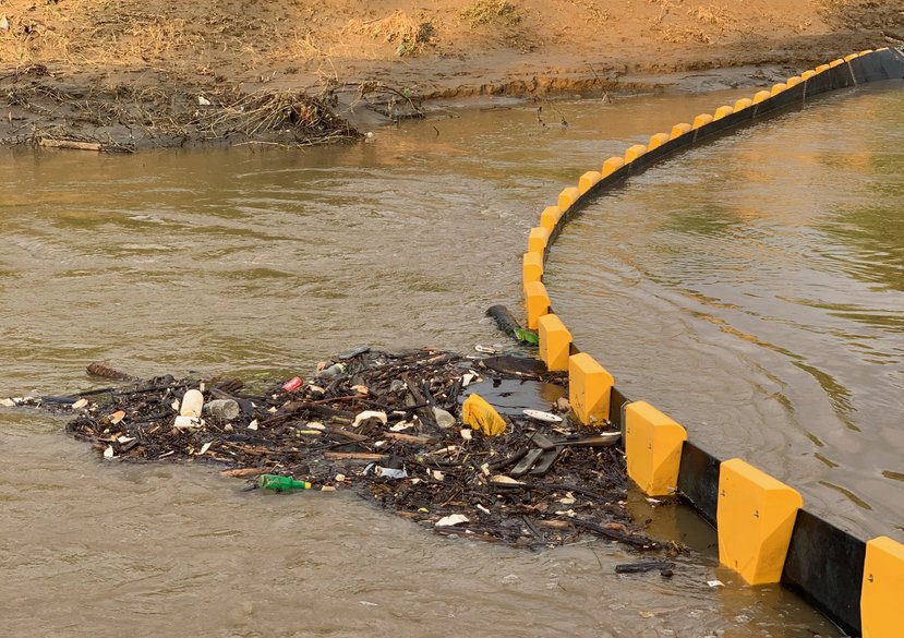 Ichthion - Floating barrier in the Portoviejo River