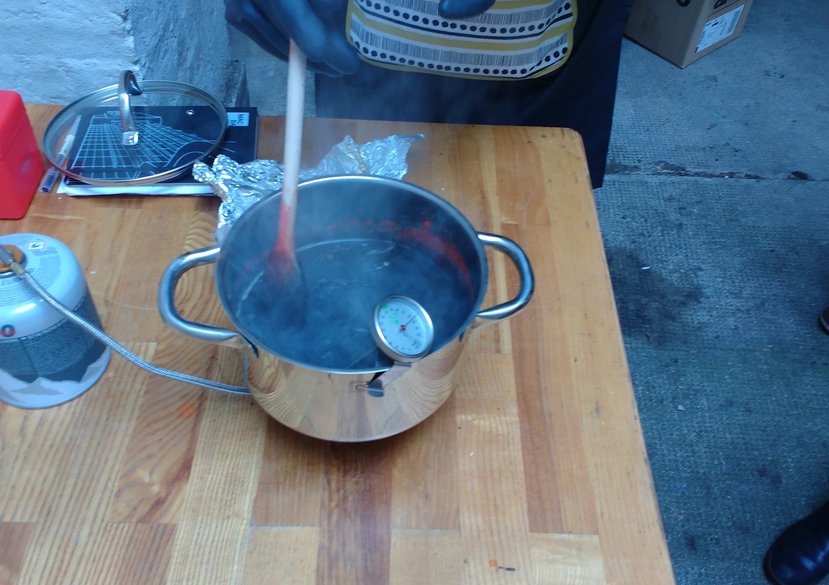 Reconstructing 16th century varnish recipes with History of Design students from the RCA.