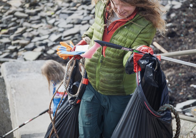 Joel Chaney (Tern360) collecting rope for the project on the Fourth Barrier beach.