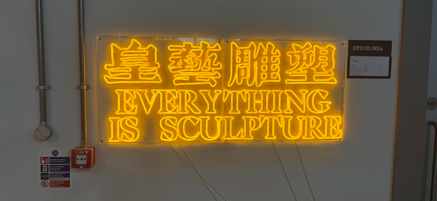 Neon sign by Yue Yin (MA Sculpture, 2025)