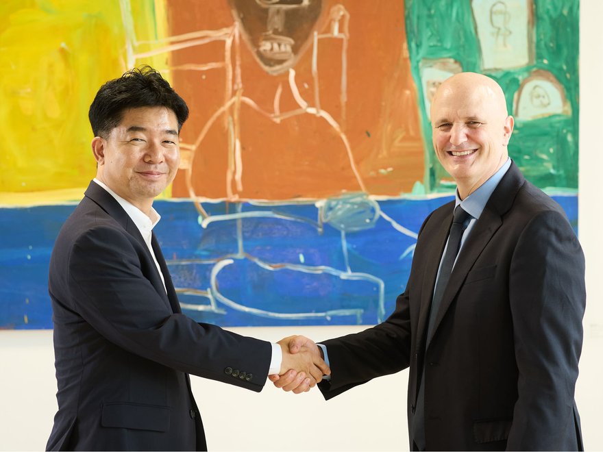 Rae Wook Hong, Vice President and Head of Global Design Management Team at Hyundai Motor Group and Professor Christoph Lindner, President & Vice-Chancellor, Royal College of Art shaking hands.