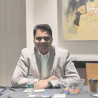 Randall Fernandes headshot v2