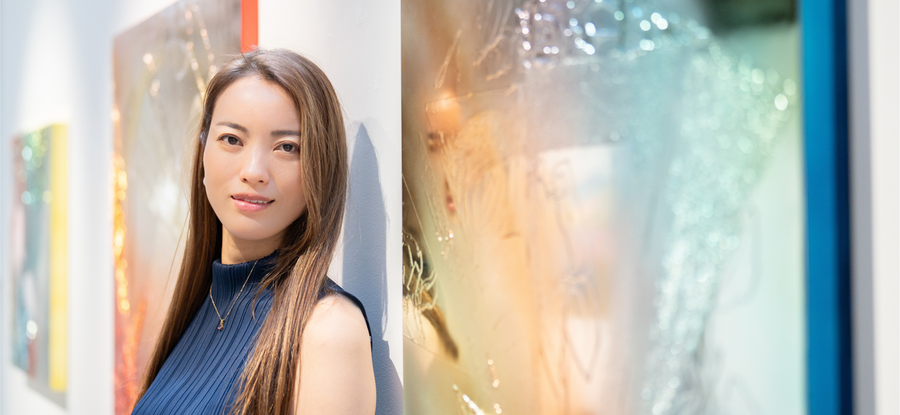 Artisti Maki Takato standing in front of her work