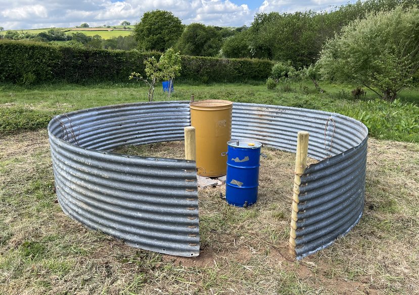 Retort, sleeve drum and safety compound