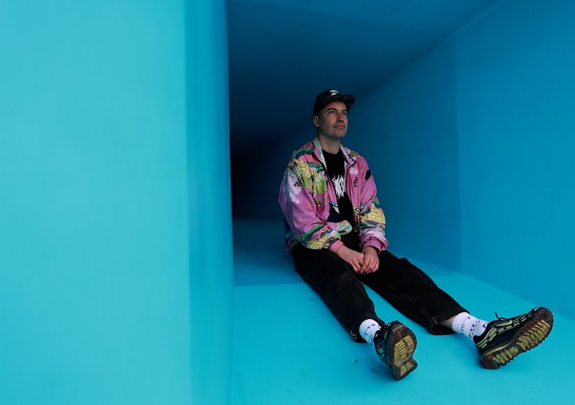 Ronnie inside his sculpture immersed in the sonic environment. Photo by DNBeta.